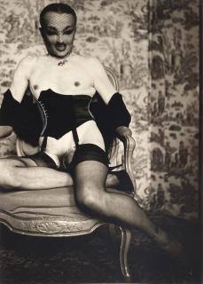 Pierre Molinier - Autoportrait assis devant le paravent.