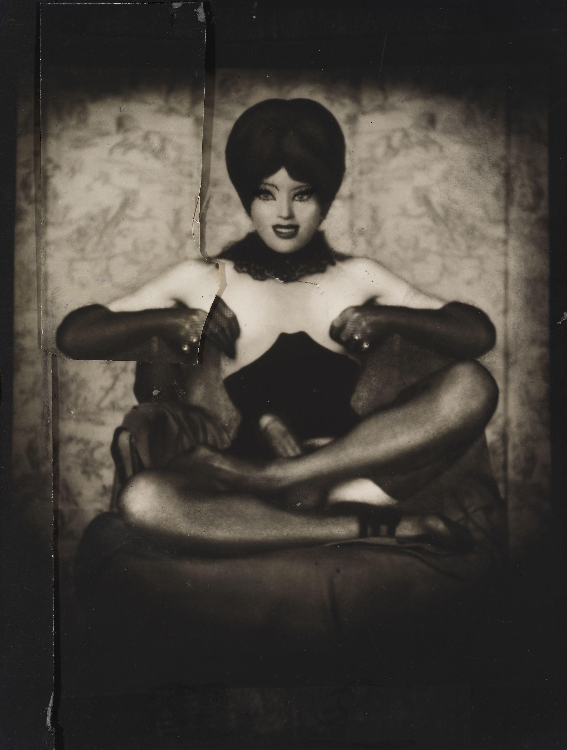 Pierre Molinier - Autoportrait assis en érection, photocollage, devant le paravent.