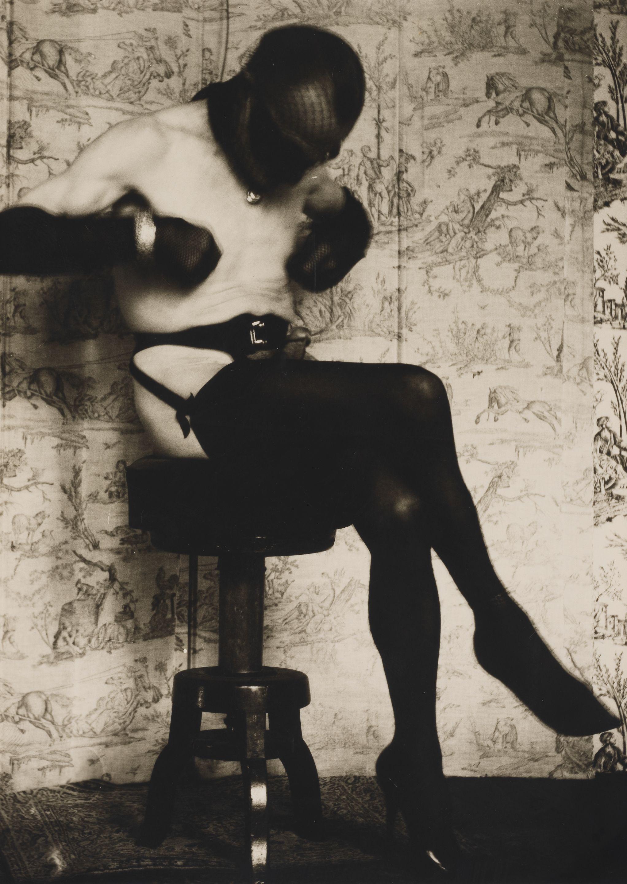 Pierre Molinier - Autoportrait au loup, assis devant le paravent.