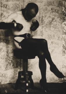 Pierre Molinier - Autoportrait au loup, assis devant le paravent.