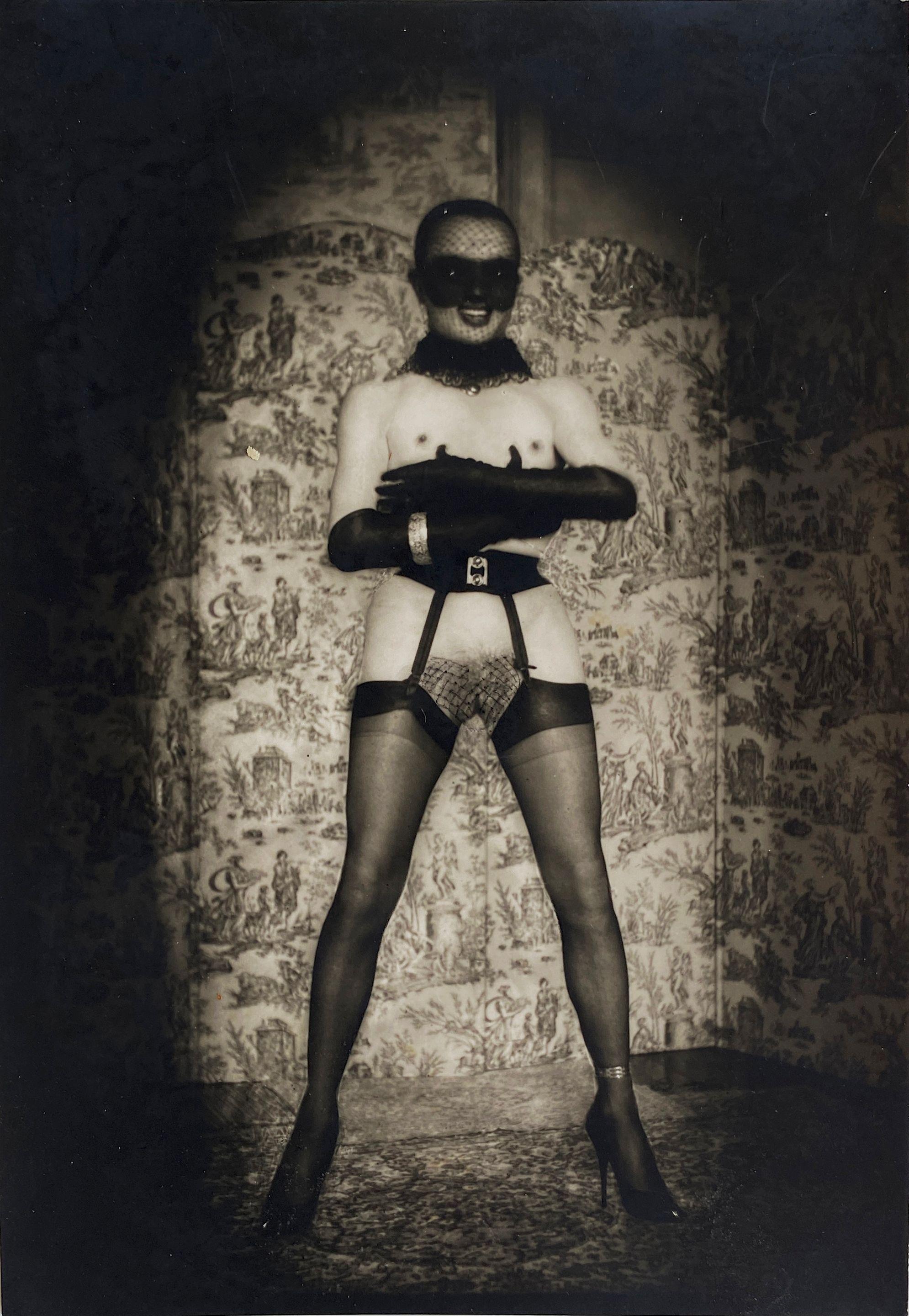 Pierre Molinier - Autoportrait debout bras croisés, sexe escamoté par un subtil travail à la plume, devant le paravent.