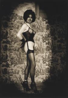 Pierre Molinier - Autoportraits à la perruque, certains devant le paravent.