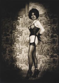 Pierre Molinier - Autoportraits à la perruque dont 1 avec l\'éperon d\'amour, certains devant le paravent.