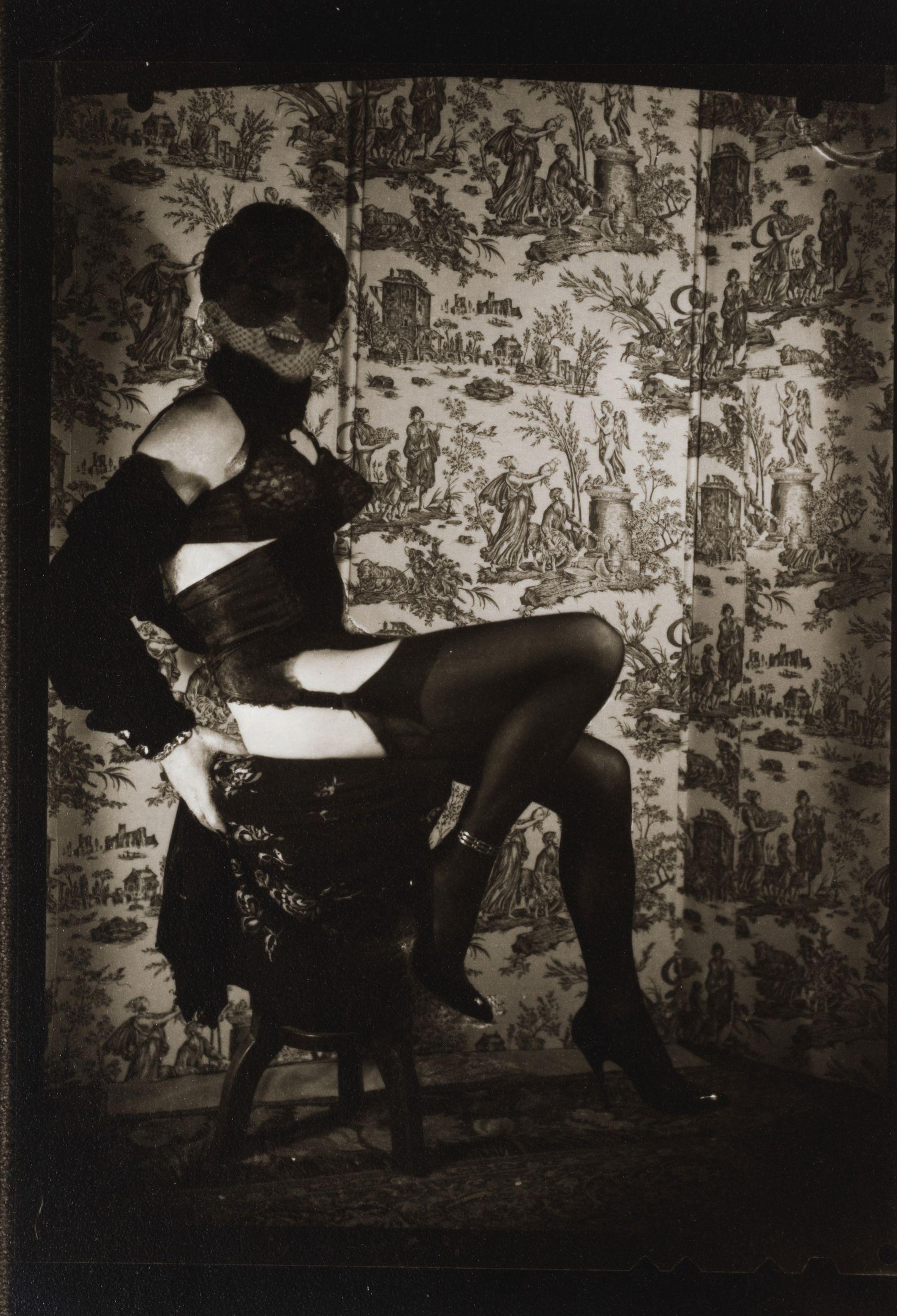 Pierre Molinier - Autoportraits au loup et la perruque, devant le paravent.