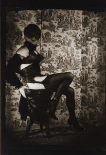 Pierre Molinier - Autoportraits au loup et la perruque, devant le paravent.