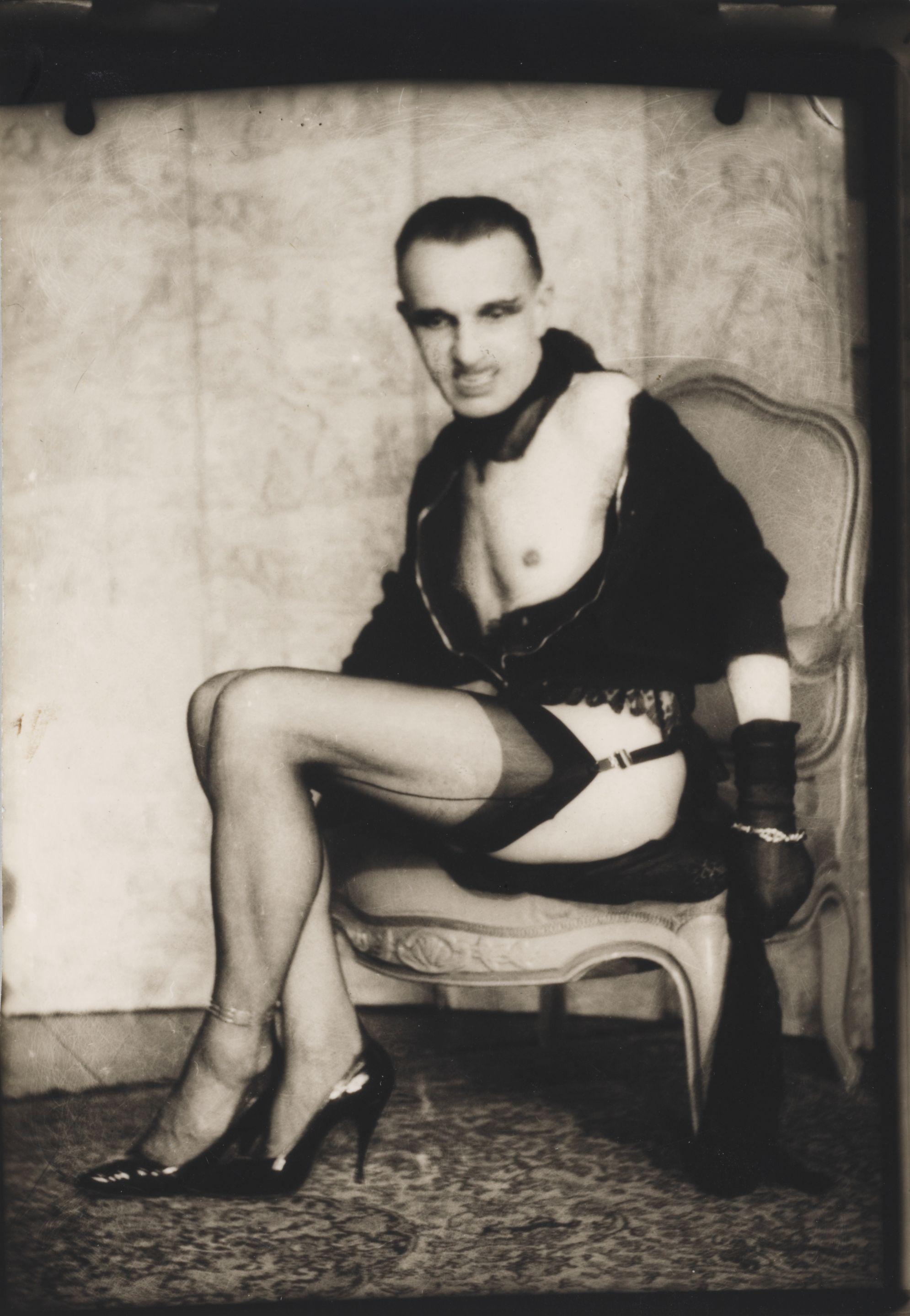 Pierre Molinier - Autoportraits aux talons et à la chaine devant le paravent.