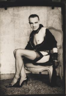 Pierre Molinier - Autoportraits aux talons et à la chaine devant le paravent.