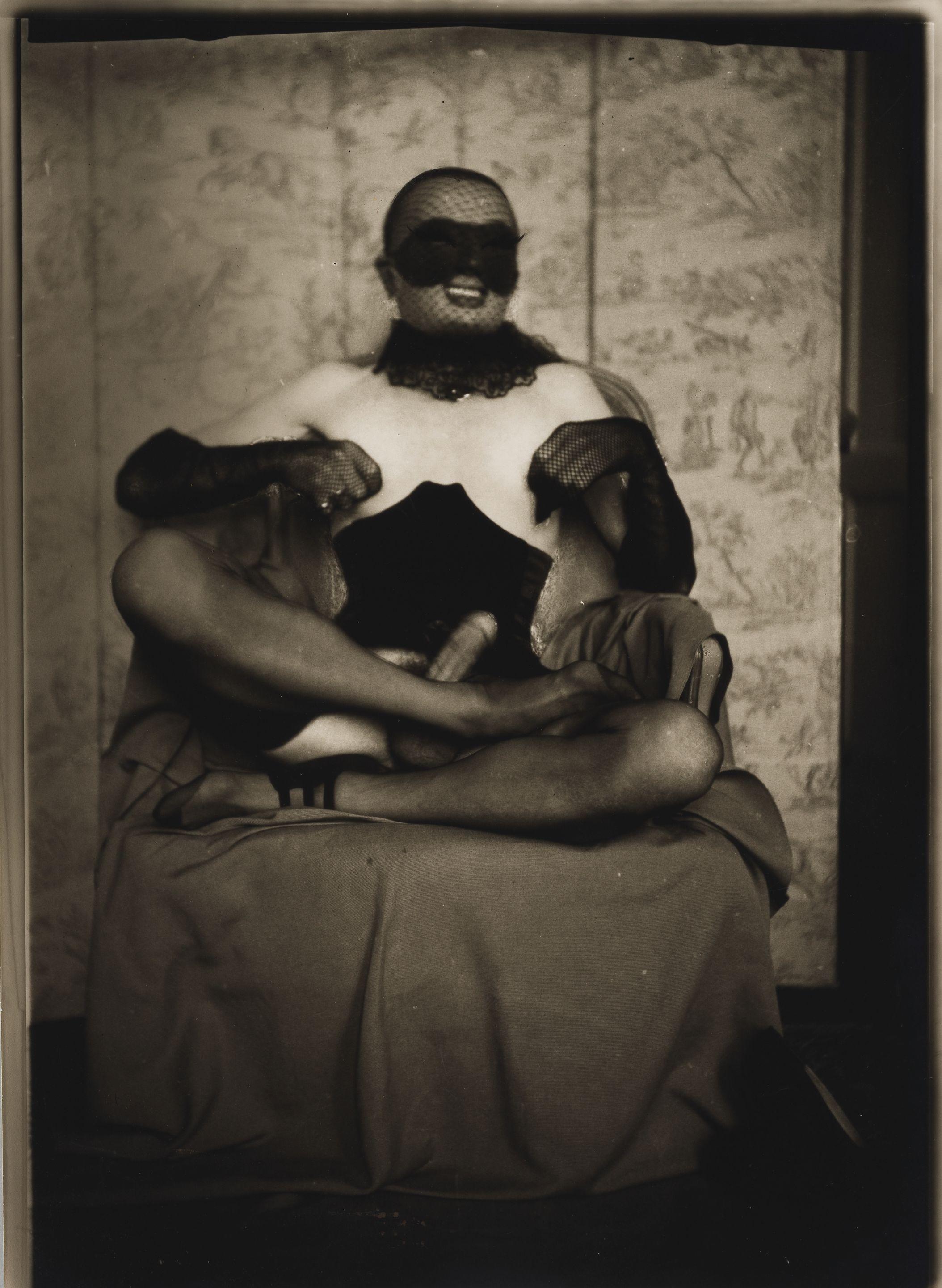 Pierre Molinier - Autoportraits avec loup et voilette, sur le fauteuil devant le paravent.