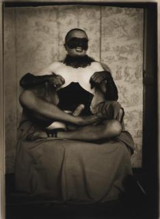 Pierre Molinier - Autoportraits avec loup et voilette, sur le fauteuil devant le paravent.