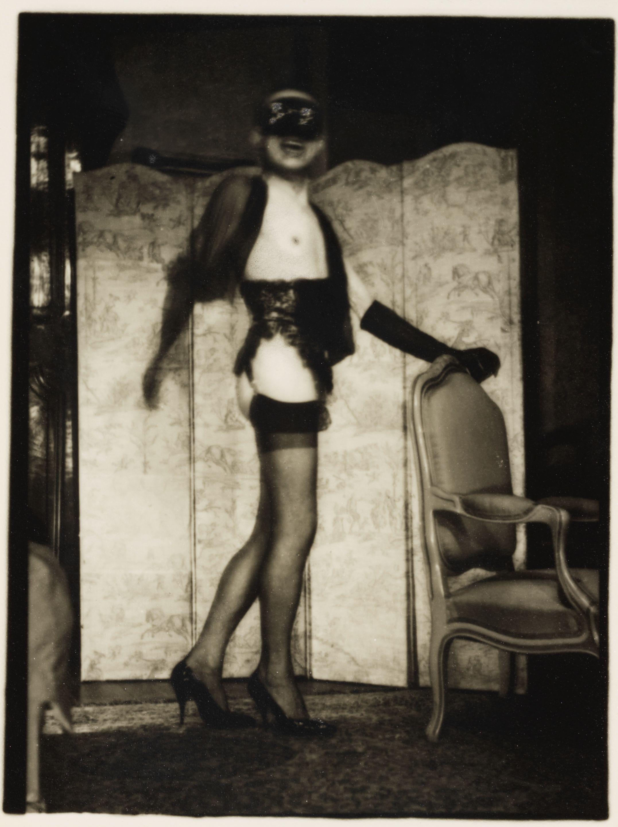 Pierre Molinier - Autoportraits debout devant le paravent, travestis.