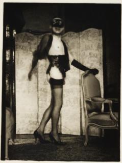 Pierre Molinier - Autoportraits debout devant le paravent, travestis.