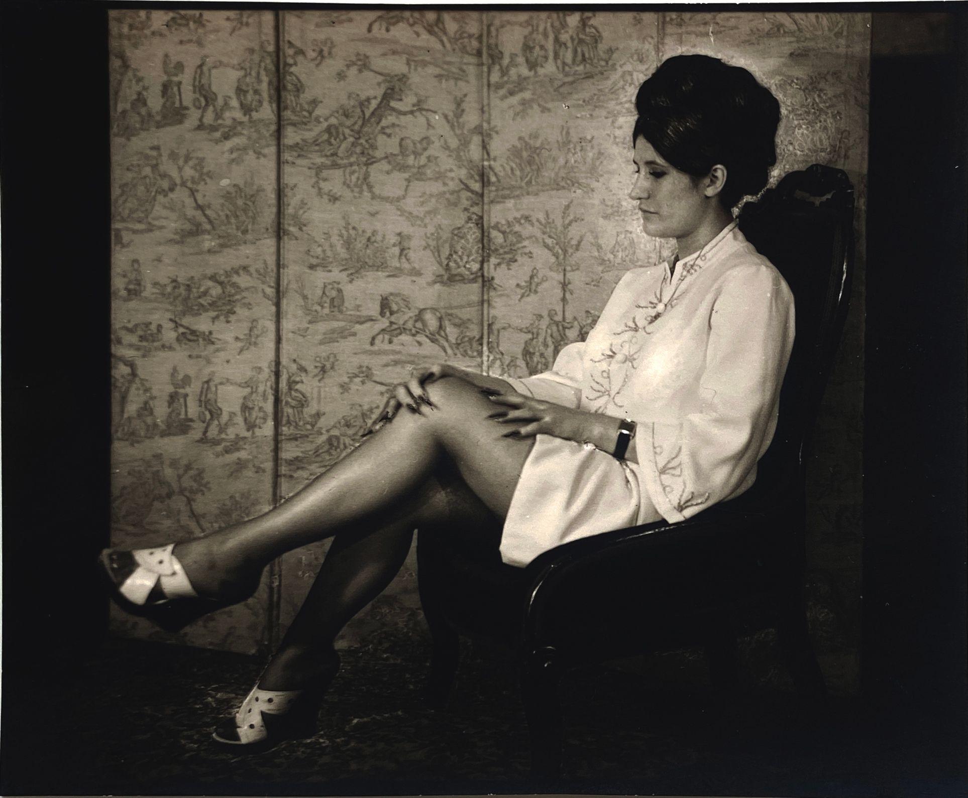 Pierre Molinier - Michelle Sesquès, assise, devant le paravent.