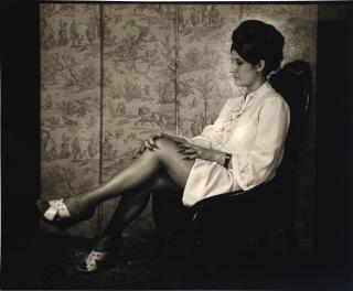 Pierre Molinier - Michelle Sesquès, assise, devant le paravent.