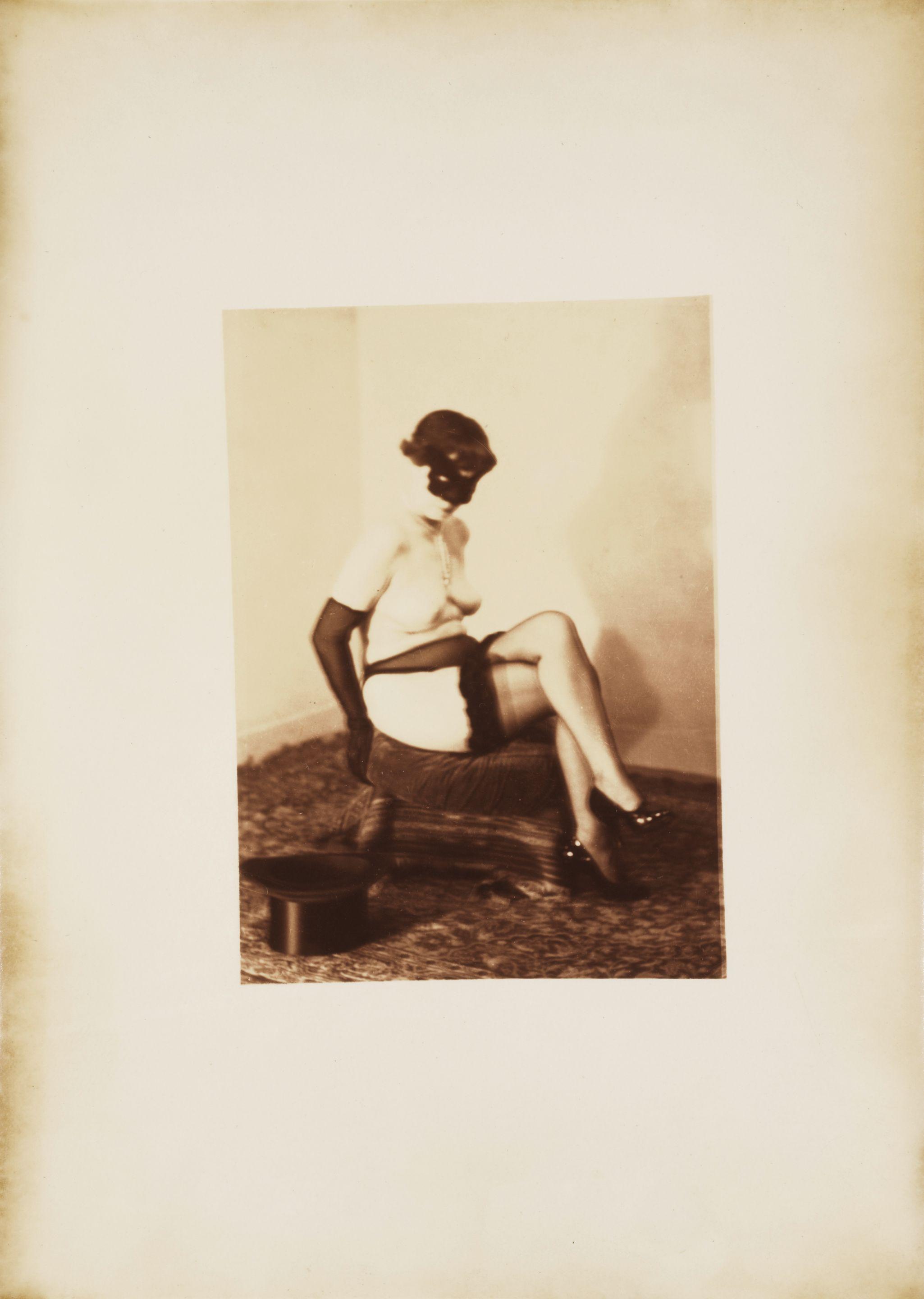 Pierre Molinier - Monique, au chapeau haut de forme et cane, sur le lit, au loup.