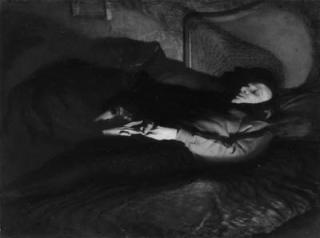 Pierre Molinier - P. Molinier sur son lit du mort