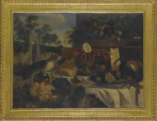 Pietro Francesco Cittadini - Vaso di pesche e prugne, alzata con gamberi e limoni, bacile con uva e vino, piatto con salume e fichi, una zucca su una tavola coperta da una tovaglia bianca e un gatto