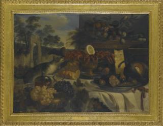 Pietro Francesco Cittadini - Vaso di pesche e prugne, alzata con gamberi e limoni, bacile con uva e vino, piatto con salume e fichi, una zucca su una tavola coperta da una tovaglia bianca e un gatto