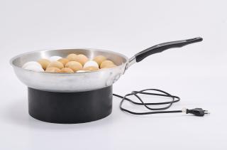 Pol Bury - Bratpfanne mit Eiern.
