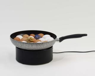 Pol Bury - Kinetisches Objekt mit Eiern und Kartoffeln