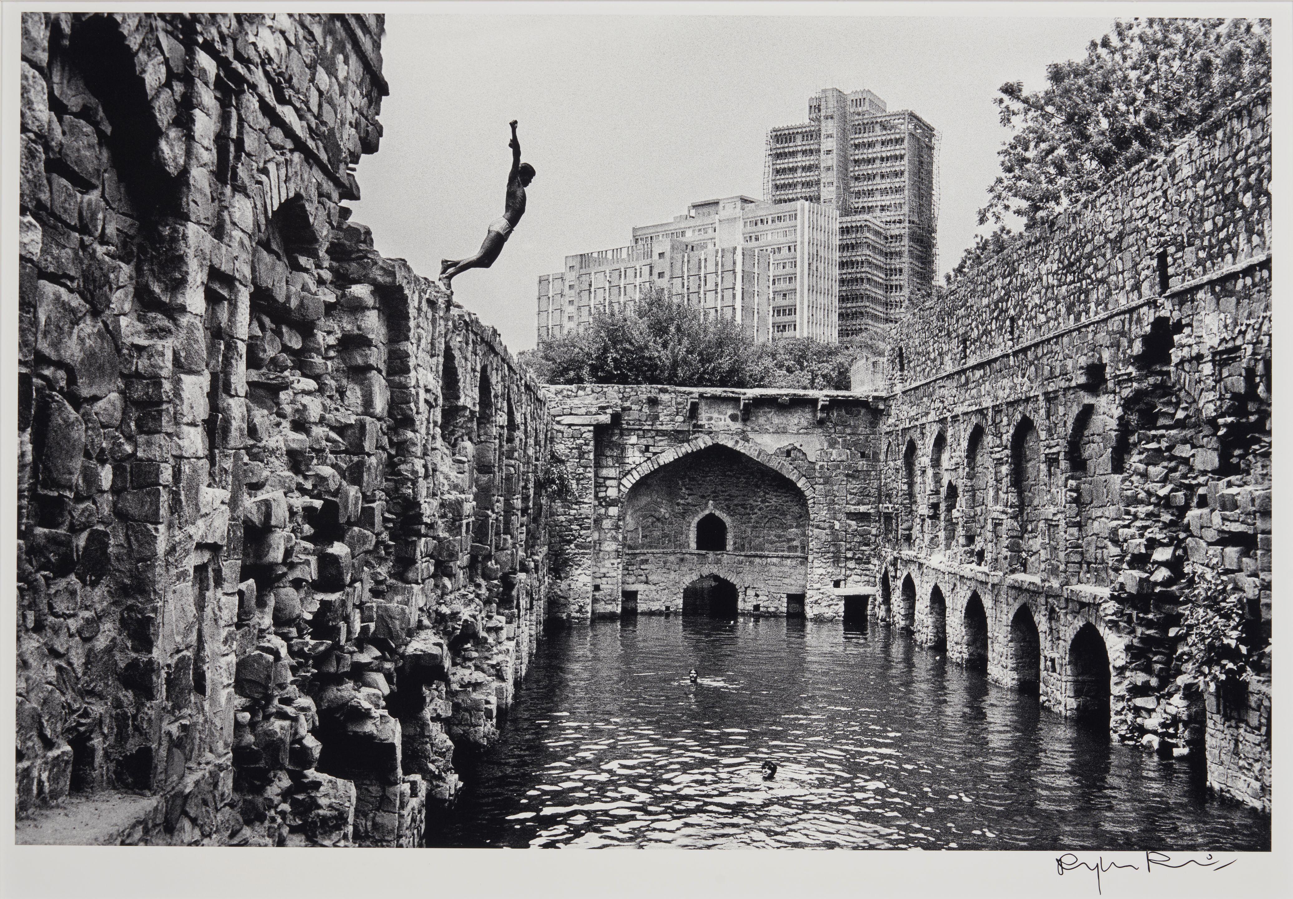 Raghu Rai - Diving into Ugrasen Baoili, Delhi