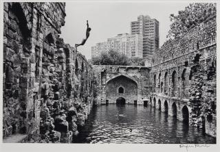 Raghu Rai - Diving into Ugrasen Baoili, Delhi