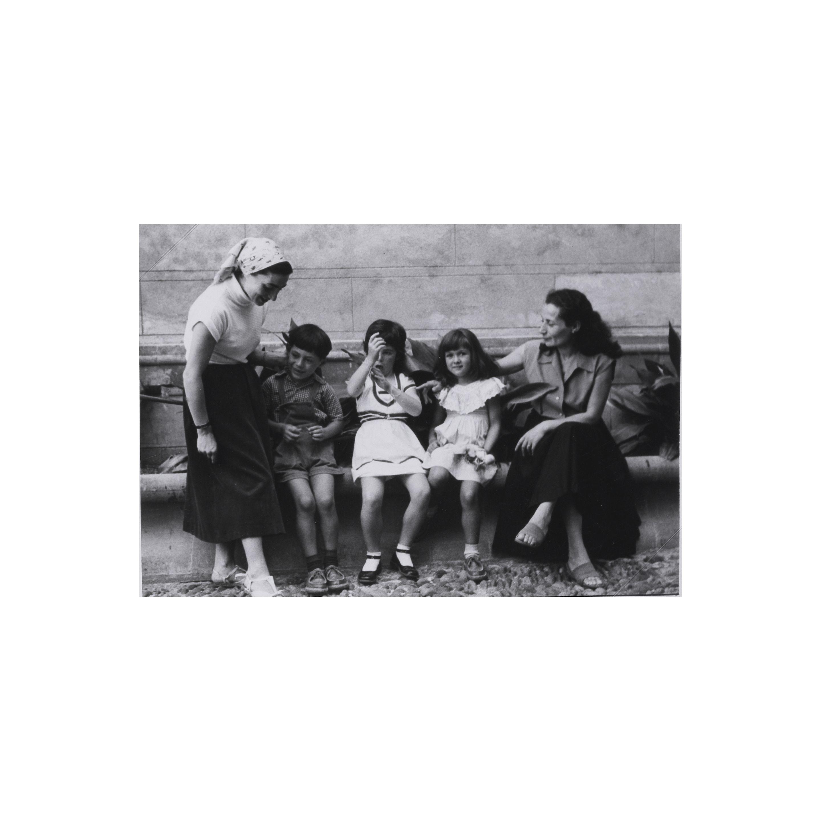 Raymond Fabre - Jacqueline Picasso, Claude Picasso, Cathy Hutin, Paloma Picasso et Rosita dans la cour de l\'hôtel de Lazerme ; Paulo et Christine Pauplin devant leur Hispano-Suiza, Perpignan, été 1954