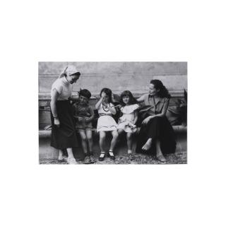 Raymond Fabre - Jacqueline Picasso, Claude Picasso, Cathy Hutin, Paloma Picasso et Rosita dans la cour de l\'hôtel de Lazerme ; Paulo et Christine Pauplin devant leur Hispano-Suiza, Perpignan, été 1954