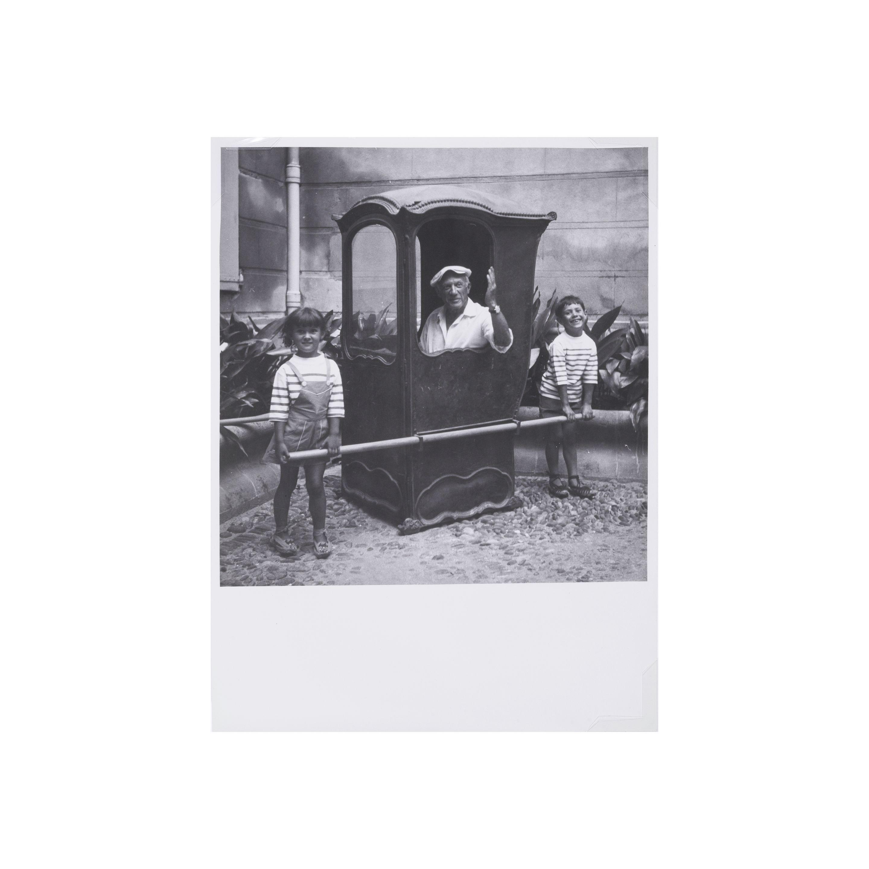 Raymond Fabre - Pablo Picasso, Paloma et Claude, cour intérieure de l\'hôtel de Lazerne, Perpignan, fin août 1954