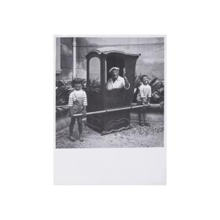 Raymond Fabre - Pablo Picasso, Paloma et Claude, cour intérieure de l\'hôtel de Lazerne, Perpignan, fin août 1954