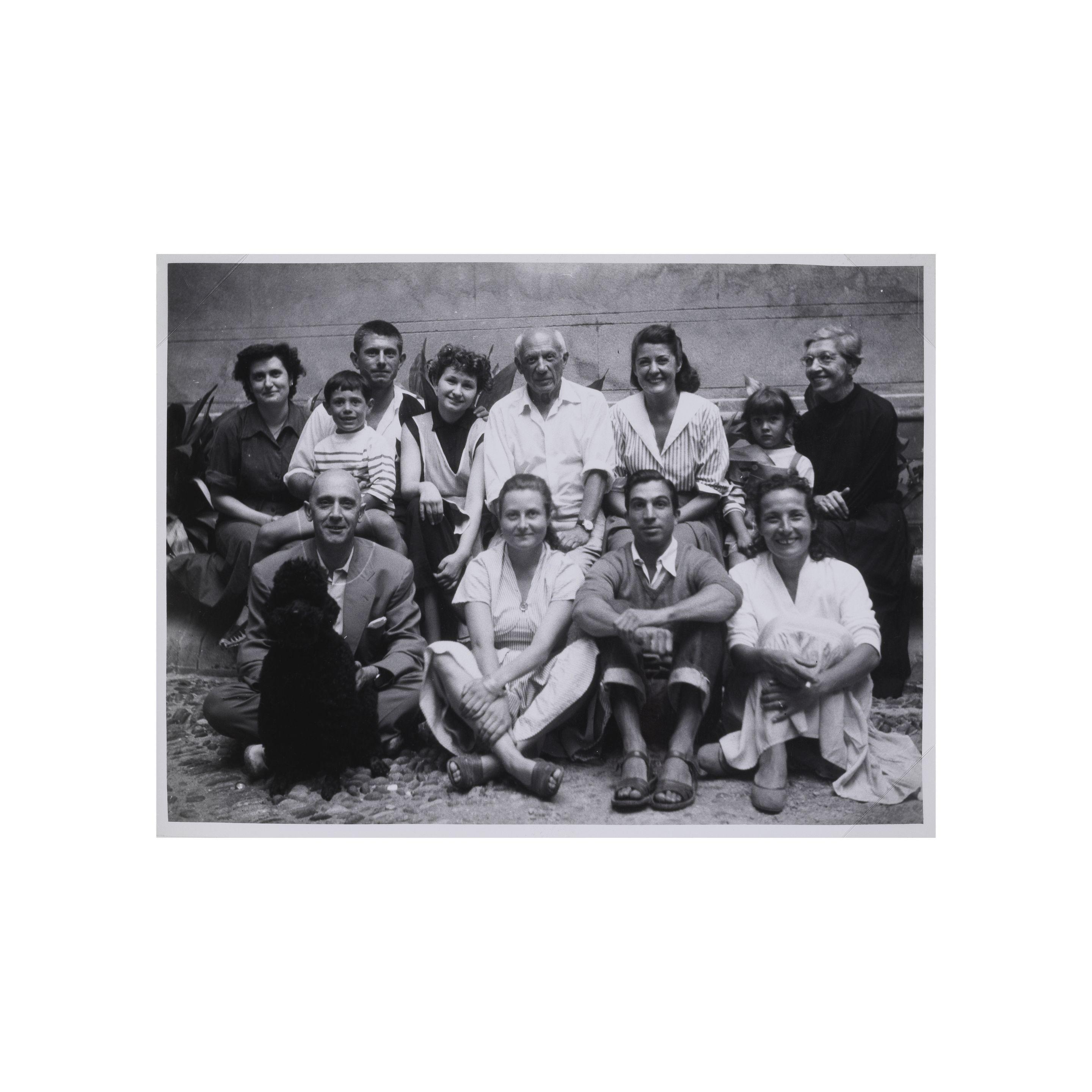 Raymond Fabre - Pablo Picasso, Paule de Lazerme, Paloma, Totote, Jacques de Lazerme et son caniche Witty, Germaine Lascaux, Javier Vilato et Rosita, Claude et Paulo Picasso, Cour de l\'Hôtel de Lazerme, Perpignan 1953