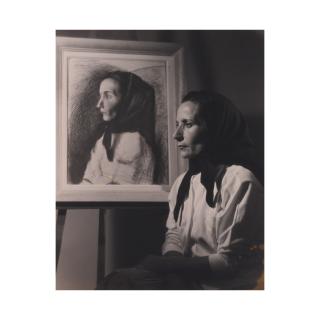 Raymond Fabre - Rosa Jordana, fille adoptive de Manolo, devant son portrait réalisé par Picasso, Perpignan, 1954