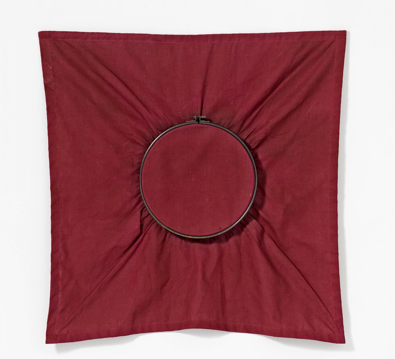 Reiner Ruthenbeck - Rotes Tuch in Spannrahmen.