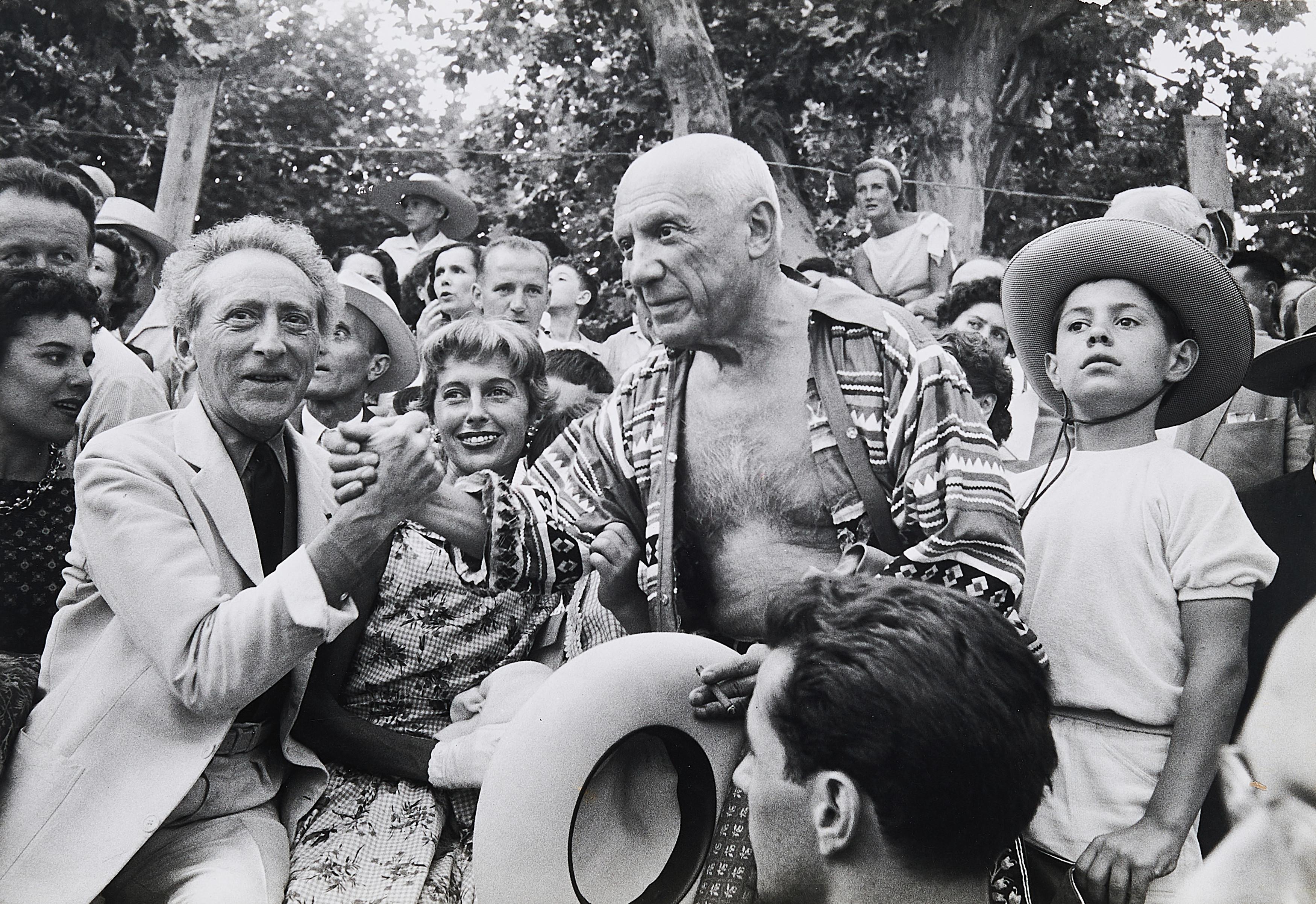 René Burri - Picasso aux Cocteau à la feria de Vallauris.