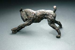 Renée Sintenis - Mit Stein spielender Hund.