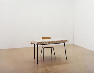 Ricarda Roggan - Tisch mit schwarzen Beinen