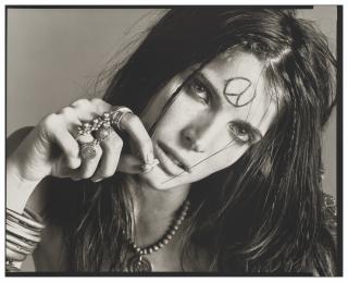 Richard Avedon - Stephanie Seymour \'La Passante du Siècle\' - Les années 1960, bijoux The Common Ground, 1996