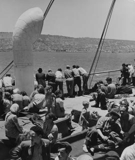 Robert Capa - Israel, immigrants arriving in Haifa 1948-1950