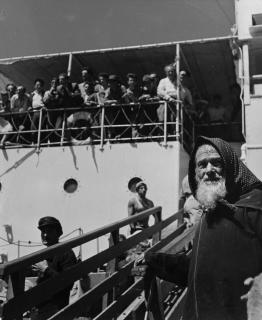 Robert Capa - Israel, people disembarking 1948-1950