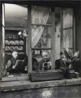 Robert Doisneau - Concièrges, rue du Dragon, Paris, 1945