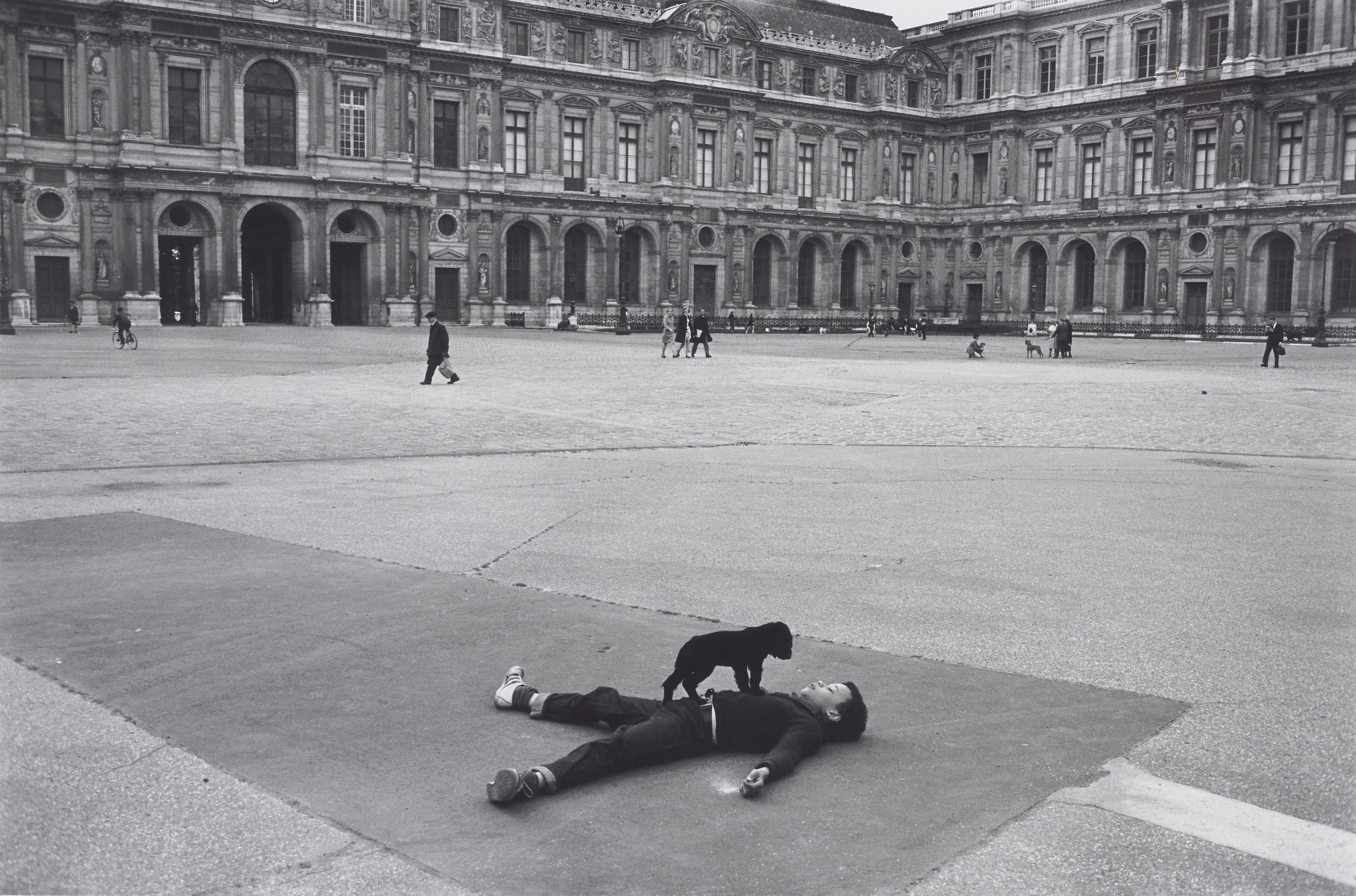 Robert Doisneau - \'La Cour Carrée du Louvre\'