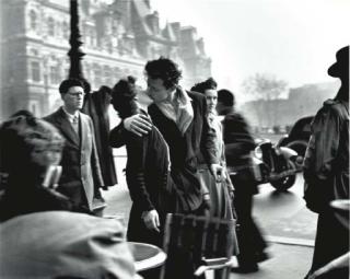Robert Doisneau - Le Baiser de Hôtel de Ville, Paris, 1950