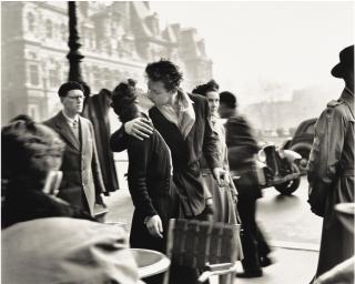 Robert Doisneau - Le Baiser De L\'Hôtel De Ville\', 1950