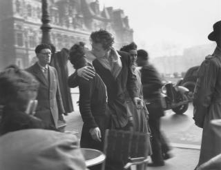 Robert Doisneau - Le baiser de l\'Hôtel de Ville, 1950