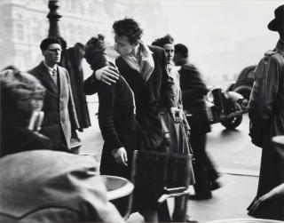 Robert Doisneau - Le Baiser De L\'Hôtel De Ville, 1950