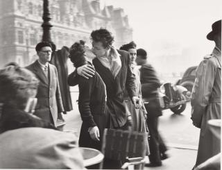 Robert Doisneau - Le Baiser De L\'Hotel De Ville, 1950