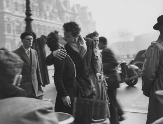 Robert Doisneau - Le Baiser De L\'Hôtel De Ville, 1950