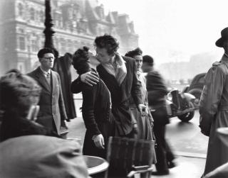 Robert Doisneau - Le Baiser de l\'Hôtel de Ville, 1950