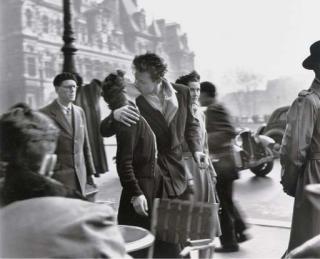 Robert Doisneau - Le Baiser de l\'Hôtel de Ville, 1950