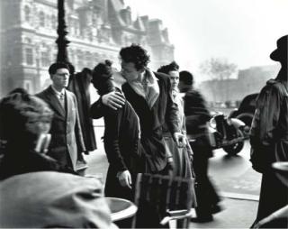Robert Doisneau - Le Baiser De L\'Hôtel De Ville, 1950