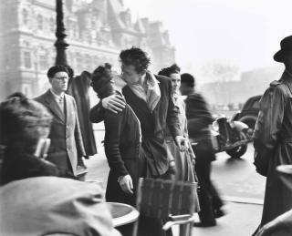 Robert Doisneau - Le baiser de l\'Hôtel de Ville, 1950